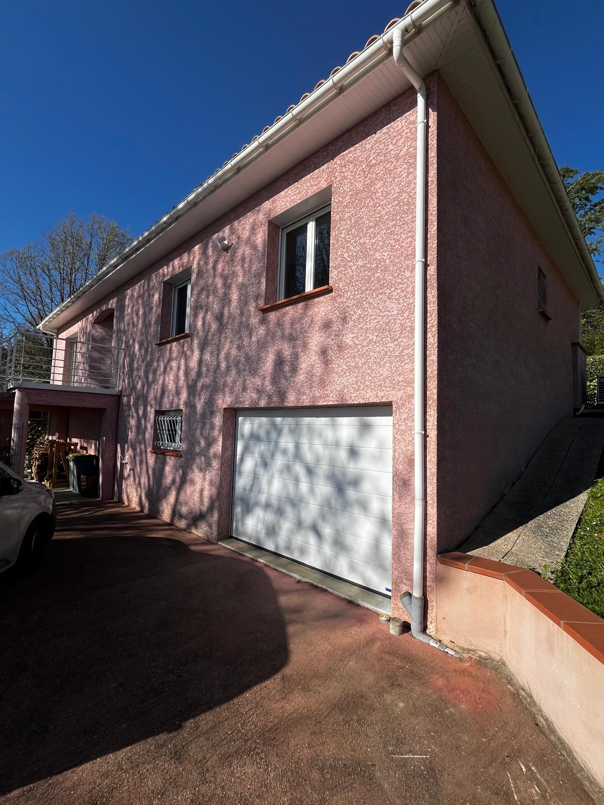 Garage avant travaux — rénovation de façade à Péchabou (31320)