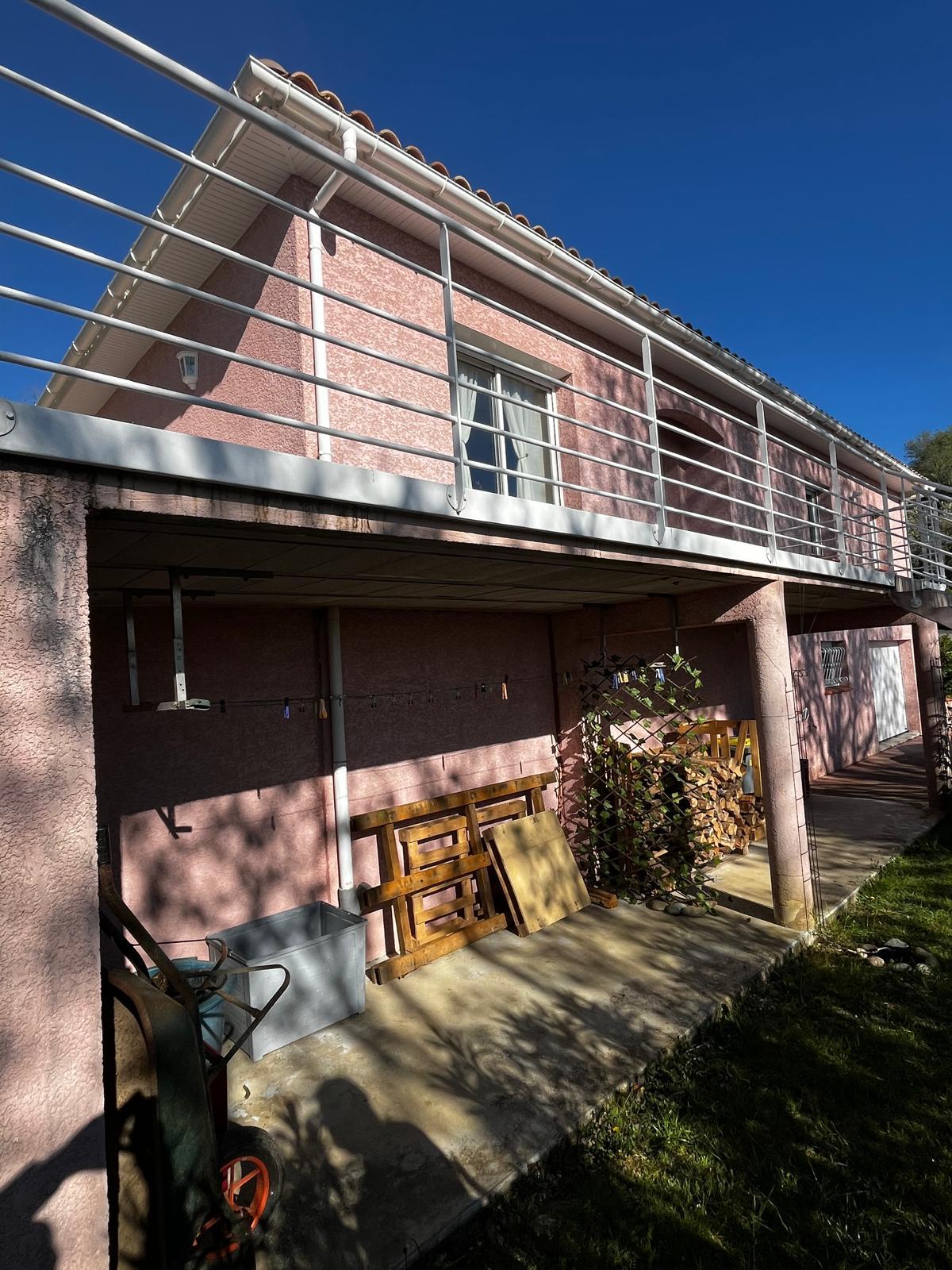 Dessous de la terrasse avant travaux — rénovation de façade à Péchabou (31320)
