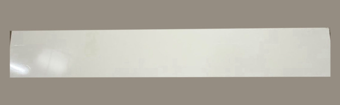 Profilé de couronnement en aluminium thermolaqué blanc, vu de face sur un fond gris uni